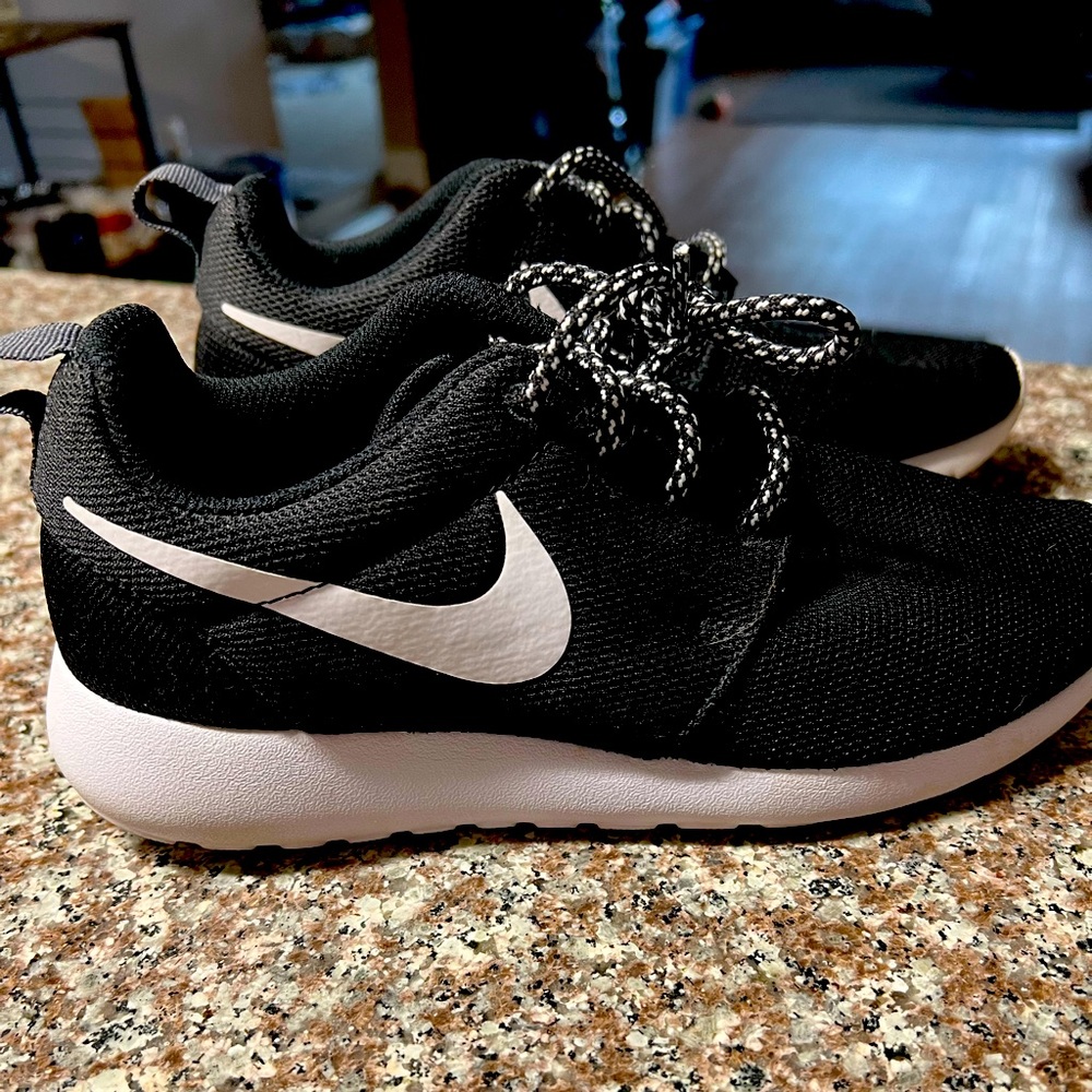 Boys Size 5.5 Nike Sneakers